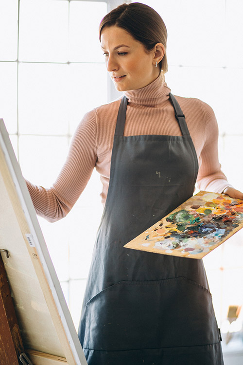 lady-painting-in-studio